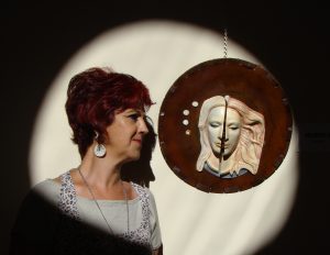 María Raboso con una de sus piezas de homenaje a la mujer.